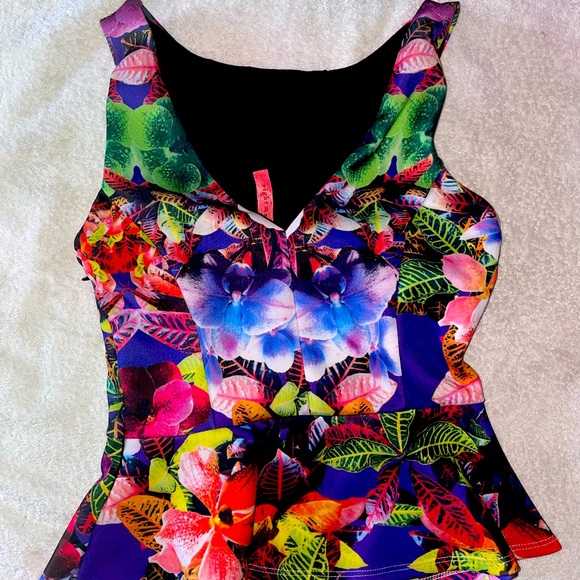 Floral Peplum top with v-shape in back - Picture 2 of 3